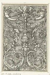 Candelabro com um querubim