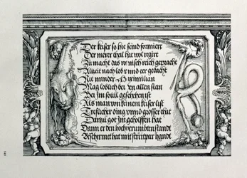 O Arco do Triunfo do imperador Maximiliano I da Alemanha 1459-1519: detalhe do esquema decorativo mostrando uma pele de leão com uma inscrição elogiando as conexões da família dos imperadores, pub. 151718 xilogravura
