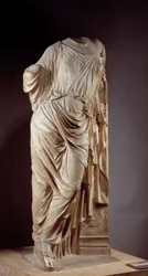 Afrodite junto à coluna. Escultura de mármore segundo a Afrodite utilizada por Alcâmenes, escultor grego do século V a.C. Dimensões: 1,18 m. Paris, Museu do Louvre