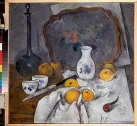 Natureza morta com um decantador e um cachimbo (Composição com também maçãs sobre toalha de chá, faca e tabuleiro) - Natureza morta com um decantador e um cachimbo - Obra de Alexander Vasilyevich Shevchenko (1883-1948), óleo sobre cartão
