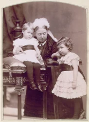 A rainha Vitória com dois dos seus netos, abril de 1886