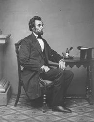 Abraham Lincoln, retrato de corpo inteiro, sentado, 1861
