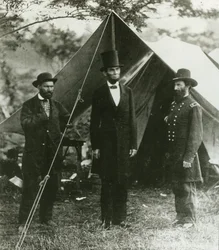 Abraham Lincoln com Allan Pinkerton e o Major General John A. McClernand, 1862