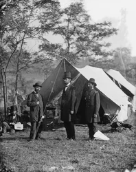 Abraham Lincoln com Allan Pinkerton e o major-general John A. McClernand, 1862