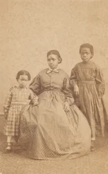 Carte-de-visite de uma jovem e dois filhos, 1864 - 1866.