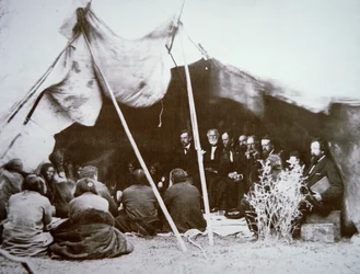 General William T. Sherman (1820-91) preside ao Tratado de Fort Laramie com o Chefe Red Cloud, abril de 1868 (foto a p/b)