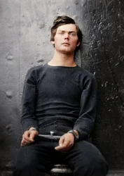 Lewis Powell com ferros nos pulsos a bordo do USS Saugus, 1865