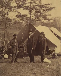 [Presidente Abraham Lincoln, Major General John A. McClernand à direita, e E. J...., 4 de outubro de 1862.