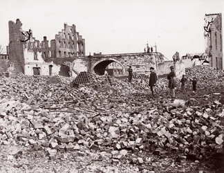 Ruínas no final de Richmond e Petersburg Railroad Bridge, Richmond, 1861-65.
