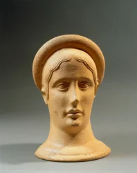 Grande plano de uma cabeça feminina de bronze votivo com um boné, civilização itálica, séc. IV-3º a.C.