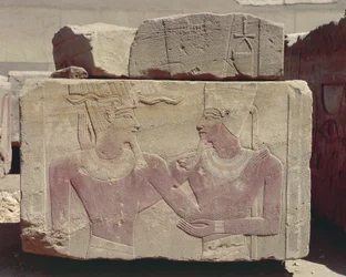 Egipto, Karnak, relevo pintado de Hatshepsut como faraó e deus Amon