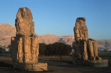 Egito, antiga Tebas, estátuas de Amenhotep III Colossi de Memnon