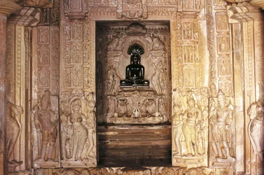 Entrada e altar, templo Parshvanatha, grupo de monumentos Khajuraho (Lista do Património Mundial da UNESCO)