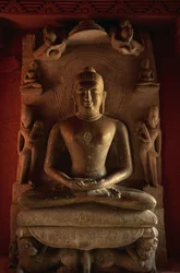 Estátua de Tirthankara, templo Jain No 24, Deogarh, Uttar Pradesh, Índia, século 8-17.