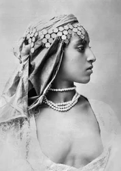 Mulher jovem argelina, c. 1890-1900 (fotografia a preto e branco)