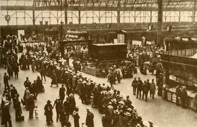 Uma fila de veraneantes à espera dos comboios na Estação de Waterloo, Londres, 1930.