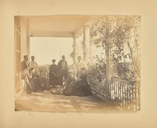 [Retrato de grupo no alpendre].
