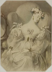 Mulher em vestido de noite dormindo na poltrona