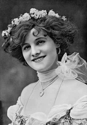 Miss Gertie Millar 1879-1952, atriz, 1902-1903.