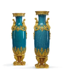 Par de vasos de estilo Luís XVI, terceiro quarto do século XIX (porcelana montada em ormolu)