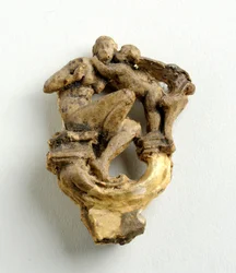 Maquete para um Arco de Chave com um Sussurro de Cupido para uma Menina Sentada: três esboços para o Grupo Central (gesso)