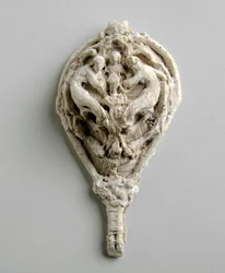Maquete para um pingente com duas figuras penduradas sobre a figura de uma criança (gesso)