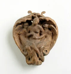 Maquete para um pingente com o Cristo Morto sustentado por dois anjos (gesso bronzeado)