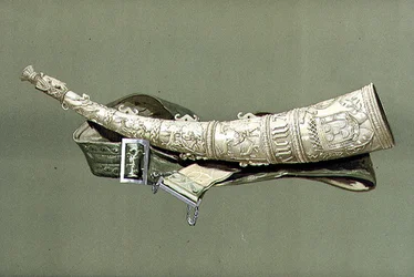 Um olifante, provavelmente 1544, de "Instrumentos Musicais" (litho colorido)