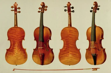 Violins (LtoR): o &39;Alard&39; de Antonio Stradivarius (c.1644-1737) 1715, e o &39;King Joseph&39; de Giovanni Guarneri &39;del Gesu&39; (d.1744) de &39;Instrumentos Musicais&39; (litografia colorida)