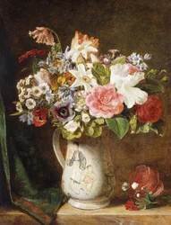 Tulipas de rosas e outras flores em uma caneca de porcelana em uma borda drapeada,