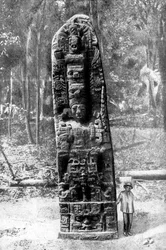 Um monólito misterioso na floresta primitiva de Quirigua, Guatemala, 1922.