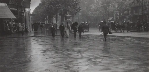 Um dia chuvoso no boulevard, Paris