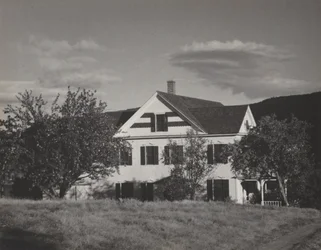 Casa e árvores, Lago George