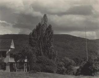 Casa e árvores, lago George