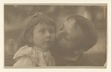 [Lou Schramm e a sua filha]