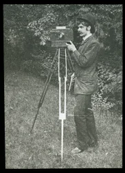 Autorretrato com câmera, tripé e pistola