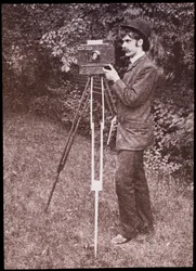 Auto-retrato com câmara, tripé e pistola