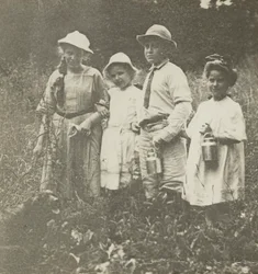 Sem título (Flora, Elizabeth, Howard & Kitty no campo de Lake George)