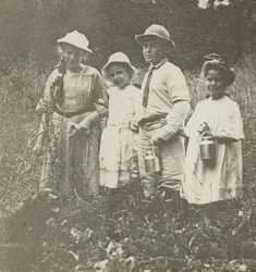 Sem título Flora, Elizabeth, Howard & Kitty no campo de Lake George, 190305.