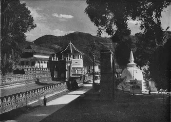 O Templo do Dente Sagrado e Dagoba, Kandy, Ceilão, c1890, 1910