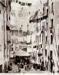 Vista da pequena Piazza dei Truogoli de Santa Brigida, c.1895