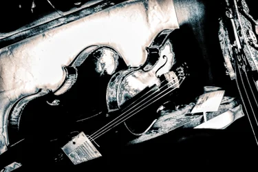 Broken String, 2018 (fotografia repintada à mão)