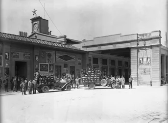 Portadores em frente à estação, desenhados por Enrico Maria Antonia Present (no local onde se encontra a nova estação ferroviária de Santa Maria Novella), Florença (foto a p/b)