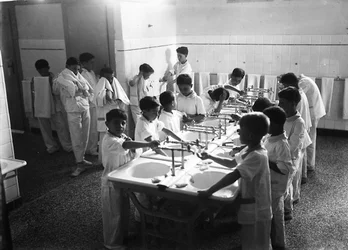 Villa Rosa Maltoni Mussolini: lavagem das crianças antes de dormir (foto a p/b)