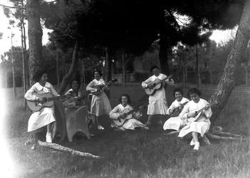 Villa Rosa Maltoni Mussolini: alunas durante uma aula de música, ao ar livre (foto a p/b)