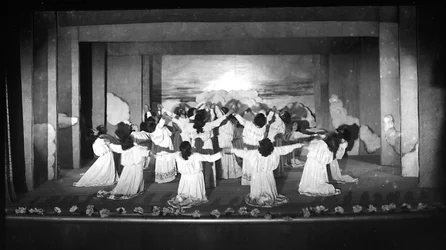 Villa Rosa Maltoni Mussolini: estudantes do sexo feminino atuando (foto a p/b)