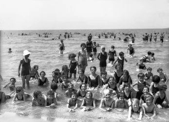 Villa Rosa Maltoni Mussolini: estudantes do acampamento de verão, posando durante um banho (foto a p/b)