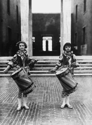 Villa Rosa Maltoni Mussolini: duas jovens raparigas vestidas de page boys (foto a p/b)