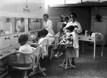 Villa Rosa Maltoni Mussolini: jovens raparigas com o cabelo cortado (foto a p/b)