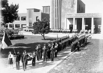 Villa Rosa Maltoni Mussolini: banda e desfile de jovens estudantes (foto a p/b)